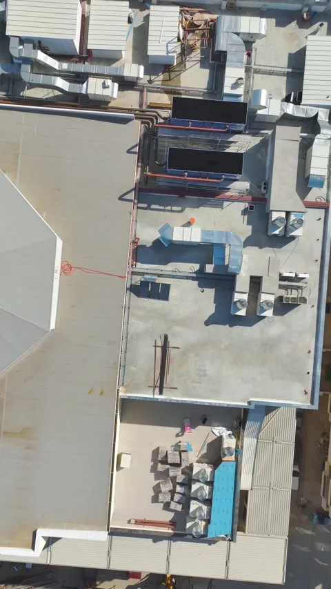 Vertical Video: Heavy Equipment Assisting Skilled Workers With Welding and 库存影片 344314483