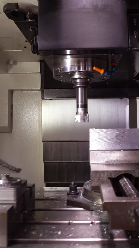 Vertical video Heavy industry, CNC manufacturing Stockbeeldmateriaal 284980268
