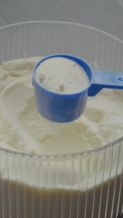 Vertical video How to use powdered milk in a simple storage container method Stock Footage 329618697