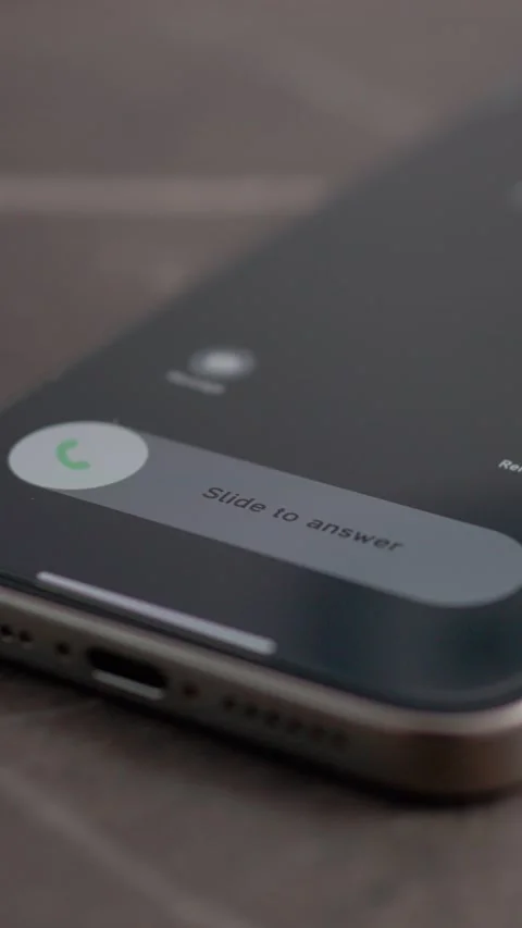 Vertical video Incoming call on smartphone with options to answer or decline 库存影片 346716345