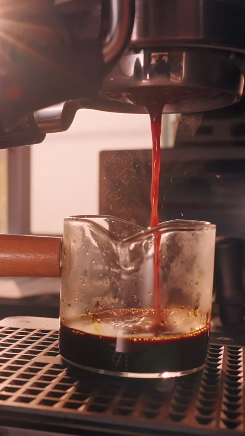 Vertical video. Incorrect Espresso Extraction in Slow Motion with Uneven Coffee Vídeo Stock 328302801
