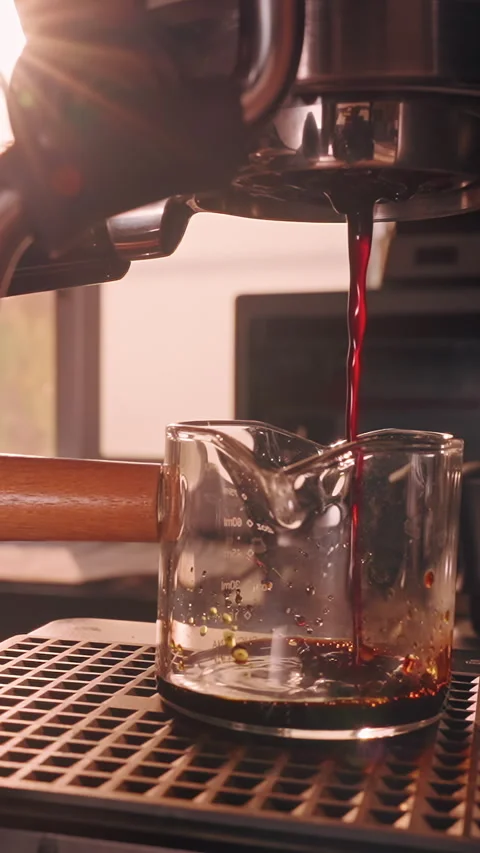 Vertical video. Incorrect Espresso Extraction in Slow Motion with Thin Uneven Co Vídeo Stock 328304255