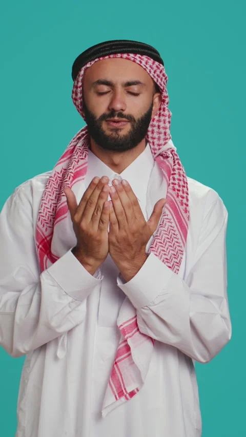 Vertical video Islamic man praying to al, Stock Video