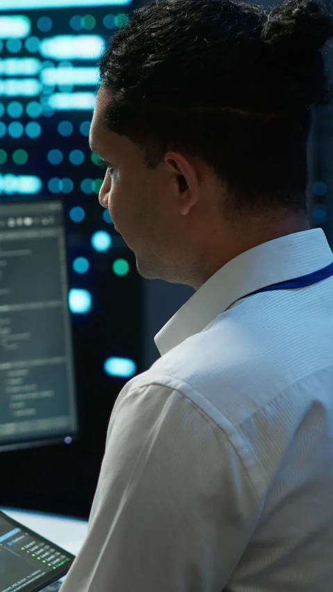 Vertical video IT staff member in server hub establishing performance benchmarks Stockbeeldmateriaal 280610784