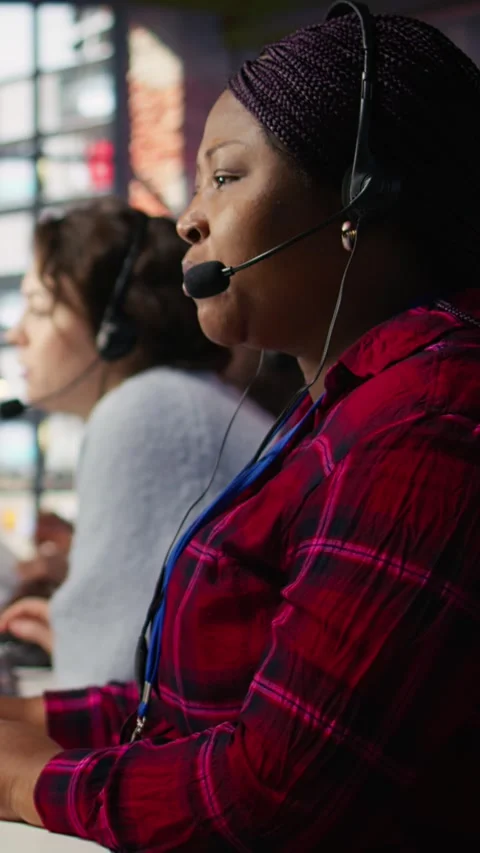 Vertical video IT support expert in call center troubleshoots errors to minimize Stock Footage 306061129