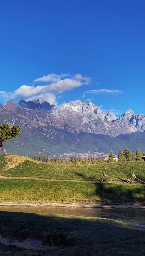 Vertical Video of Jade Dragon Snow Mountain Landscape in Lijiang Yunnan Video stock 325556973