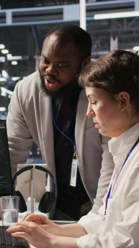 Vertical video Joyous data center team leader giving high five to worker 库存影片 309487420