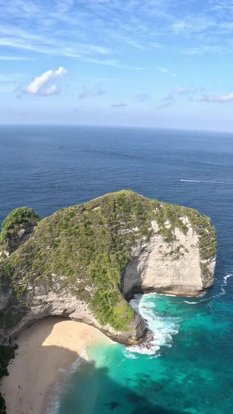 Vertical video of Kelingking beach t rex head cliff in nusa penida bali Vidéo 331948539