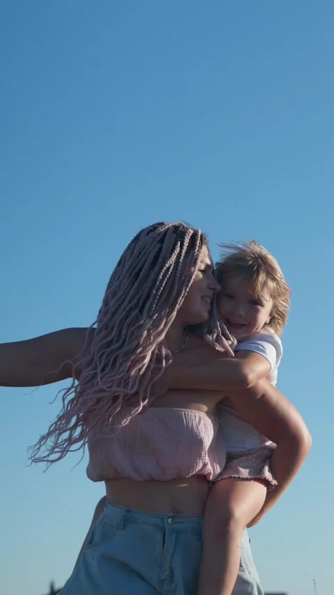 Vertical video. A kite in flight and a happy mother and daughter launching it Video stock 283629039
