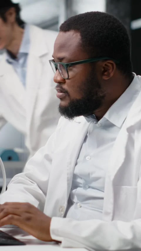 Vertical video Lab specialist does genetics study using clinical equipment Stock Footage 319505976