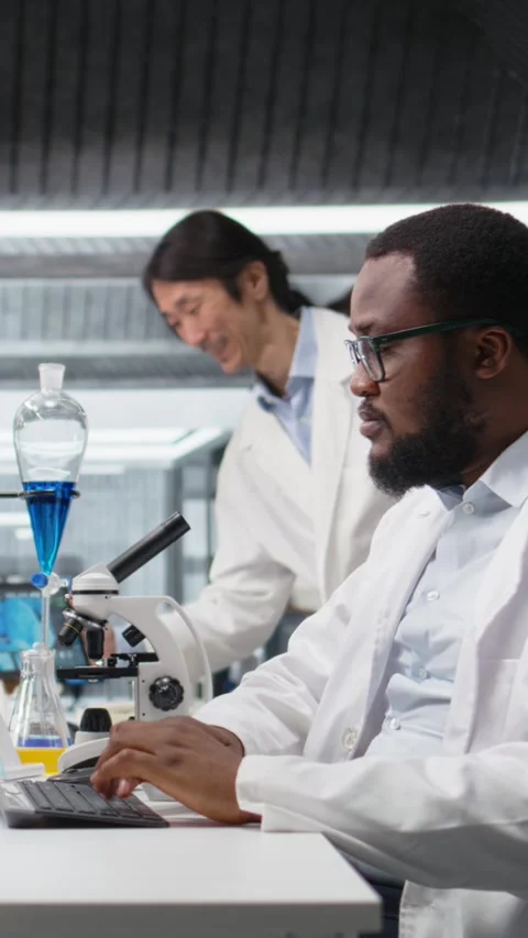 Vertical video Lab specialist does genetics study using clinical equipment Stock Footage 319718709
