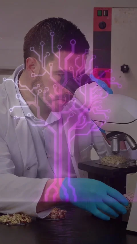 Vertical video: Lab tech placing sample at microscope focusing magenta overlay Vidéo 331274338
