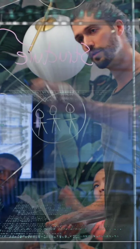 Vertical video: Lead grabbing blue marker, writing on glass in tech review, Vídeos de archivo 330332708