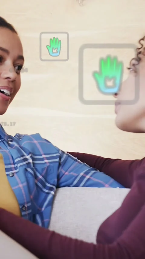 Vertical video: Left woman talking, right answering, camera panning while code Stock Footage 333577144