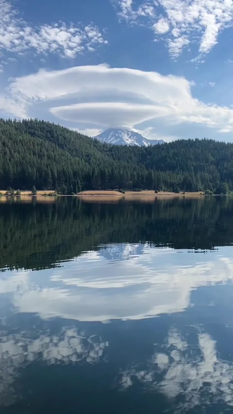 Vertical video of lenticular clouds over Mount Shasta Stock Footage 285866907