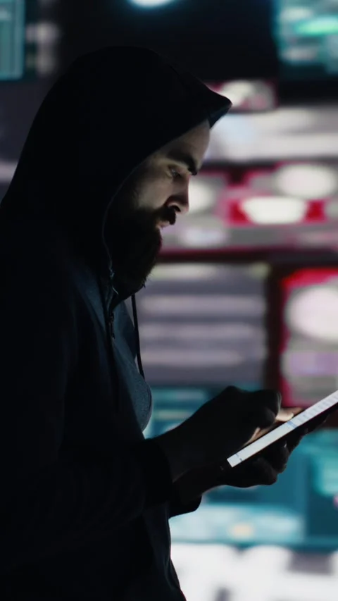 Vertical Video Male hacker breaking into a system in stealth mode by programming Vídeos de archivo 310641159
