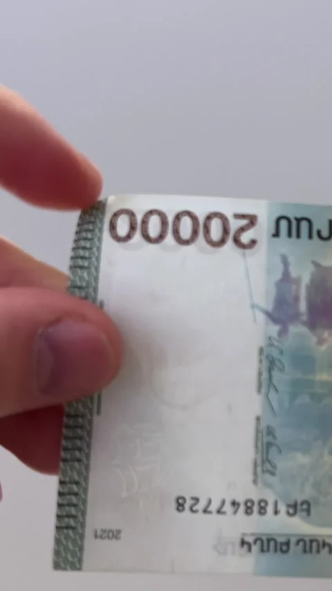 Vertical video. Man checking watermark on 20000 dram Video stock 326826318