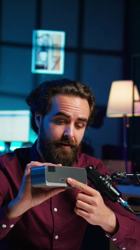 Vertical video Man doing technology review of wireless portable speaker Vidéo 307829756