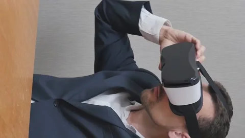 Vertical video of man dresses vr glasses Stock Footage 158677158