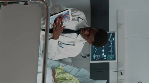 Vertical video: Man explaining cardiology diagnosis to patient with illness Stock Footage 170162588