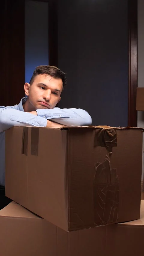 Vertical video Man feeling sad and tired during moving house process Vidéo 318980643
