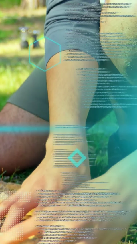 Vertical video: Man kneeling placing hand on rock, starting AR code overlay and Vidéo 337541128