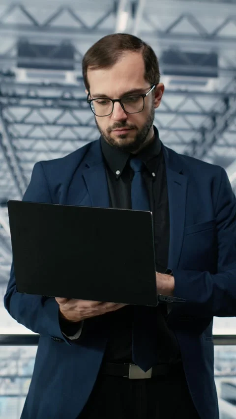 Vertical video Man in microchip production plant thinking how to innovate Stock Footage 333614430