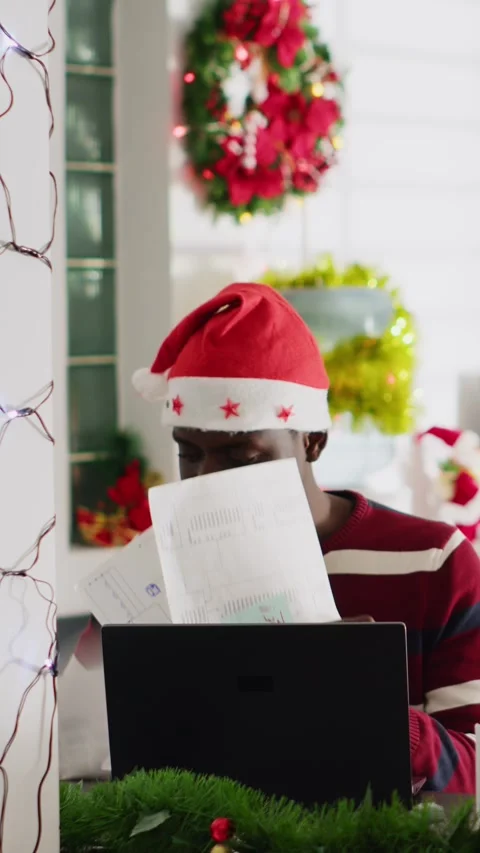 Vertical video Man perturbed by colleagues in office Vídeo Stock 249738413