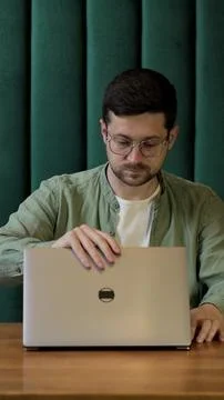 Vertical video. Man preparing to work in a coffee shop with his laptop. Foto stock