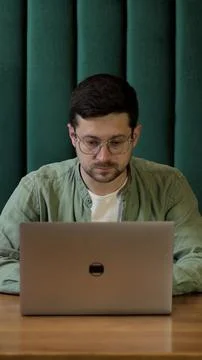 Vertical video. Man preparing to work in a coffee shop with his laptop. Foto stock