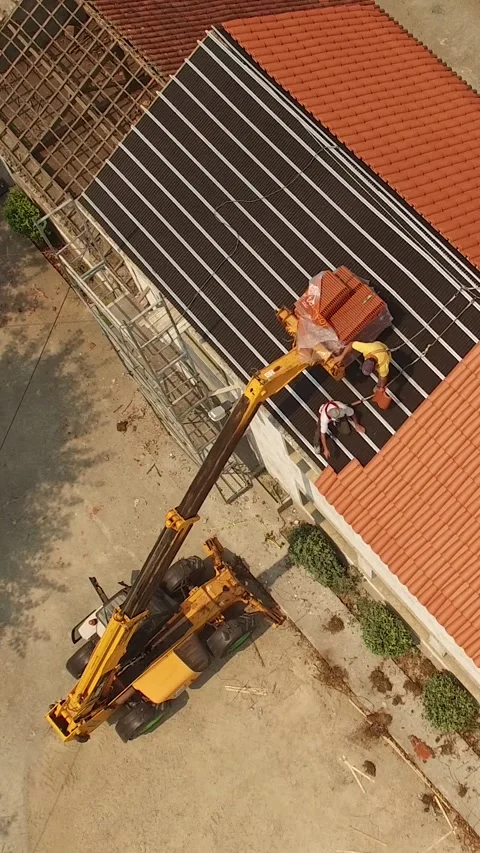 Vertical Video of Man Putting New Roof on Building Vídeo Stock 246890883