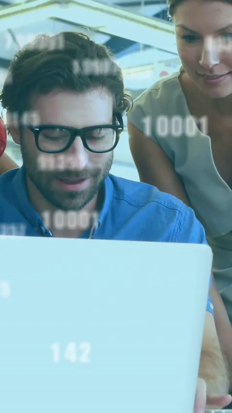 Vertical video: Man replying to colleague, explaining laptop data with overlay Stockbeeldmateriaal 334387113