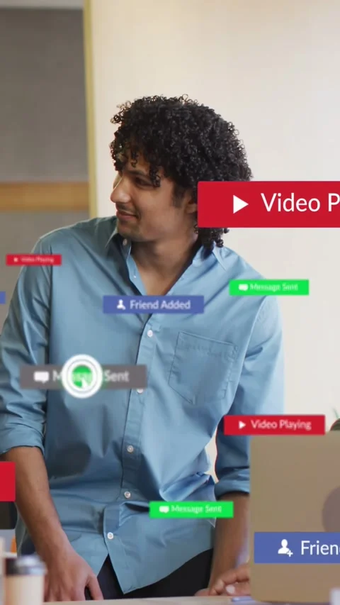 Vertical video: Man rising while cursor clicking play and revealing marketing Vidéo 334600656