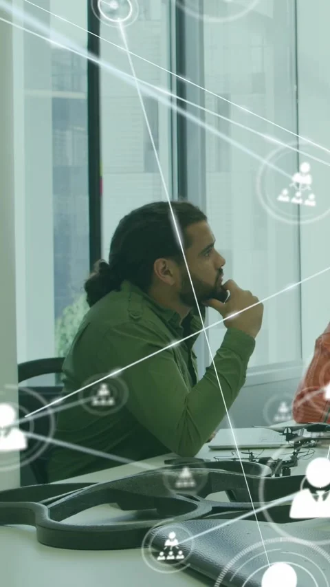 Vertical video: Man watching host speaking at tech meet seeing nodes growing Stock Footage 333212523