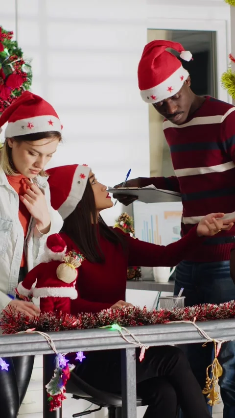 Vertical video Manager delegating tasks in xmas office Video stock 249735696