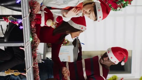 Vertical video Manager delegating tasks in xmas office Video stock 250889433