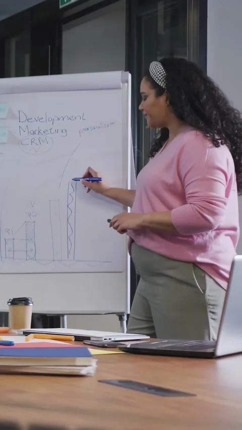 Vertical video: Marketer drawing blue bar showing rise while 3D overlay Stock Footage 331334371