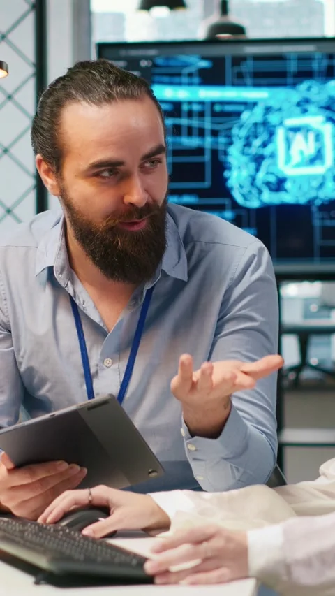 Vertical video Mentor teaching young employee to troubleshoot software errors Stock Footage 312768911