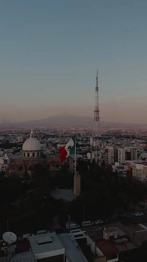 Vertical video of the Mexican flag waving in the wind during sunset, with 库存影片 336468927