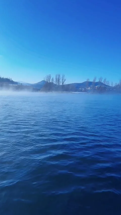 Vertical Video of Misty River and Rime Ice Trees in Jilin, China Vídeos de archivo 328389705