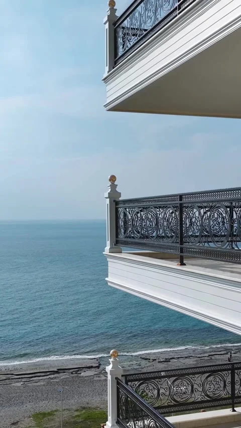 Vertical Video: Modern Balconies Overlooking the Clear Mediterranean Sea 库存影片 342664763