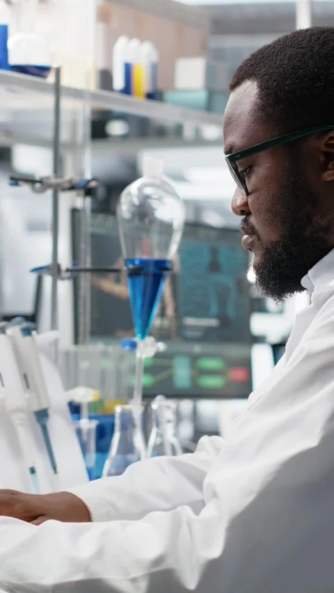 Vertical video Molecular biologist uses computer displaying DNA data, removing Stock Footage 319506571