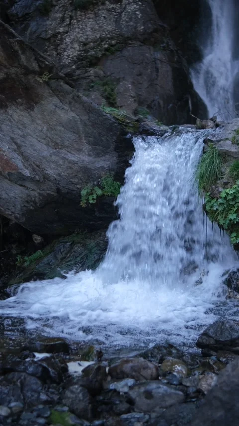 Vertical video. A mountain river with rapids flows. Wet rocks, splashes and foam Stock Footage 162155597