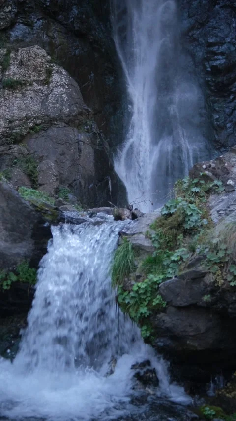 Vertical video. A mountain river with rapids flows. Wet rocks, splashes and foam Stock Footage 162155942