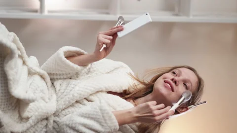 Vertical video online beauty tutorial natural makeup 库存影片 201737090