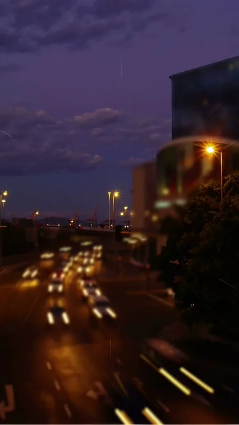 Vertical video: Opening shot starting triangle overlay pulsing and fading over 스톡 동영상 333005856