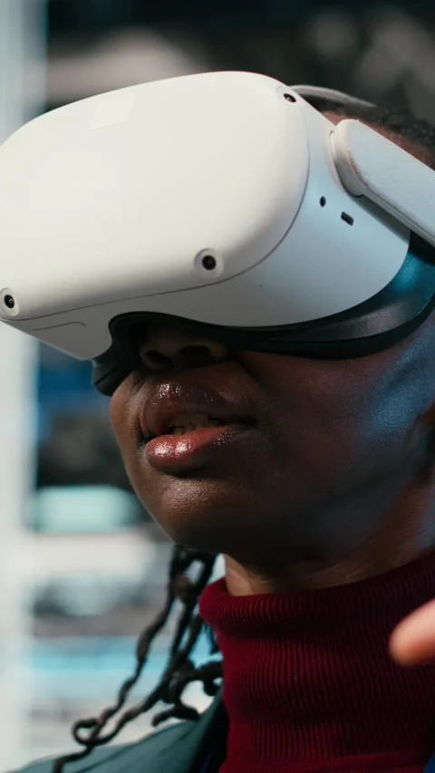 Vertical video Optimizing gear rigs, VR glasses and female engineer in data Stock Footage 329451377