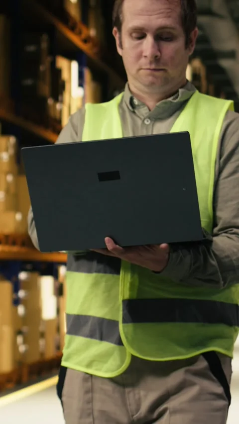 Vertical Video Organizing cargo parcel, man worker with laptop, in distribution 스톡 동영상 333090462