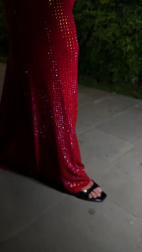 Vertical video. Out of focus white woman in red dress with sparkles Vídeos de archivo 341275279
