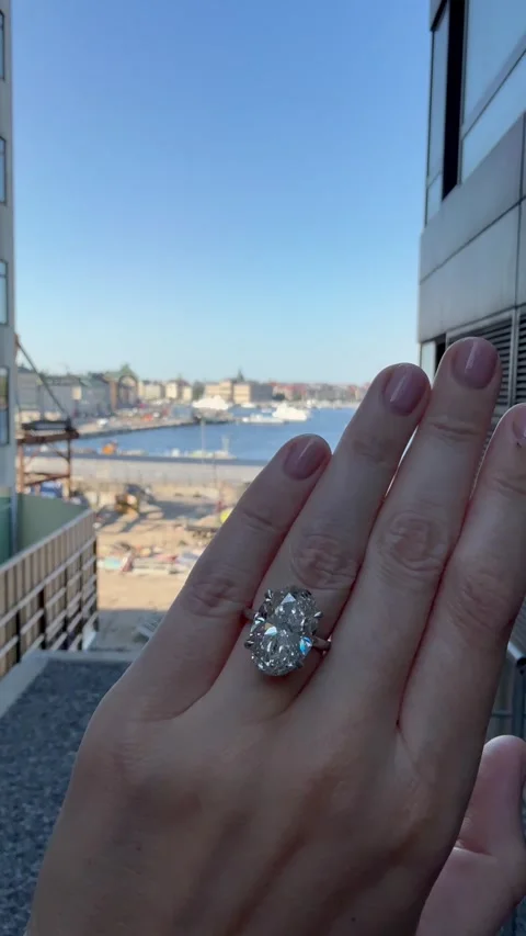 Vertical video of oval diamond ring on platinum band shining in daylight Video stock 317098080